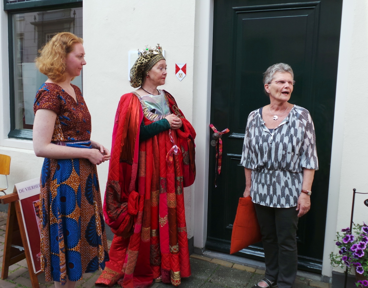 Twee Barbara's openen de expositie 'Barbara in Beeld'. Foto: Bert Blommers