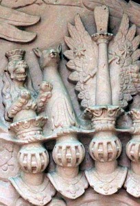 Helmtekens boven het wapen van Albertine Elisabeth van Waldeck: als tweede de ezelskop van de heren van Culemborg. Kleinheubach, in het graafschap Erbach.